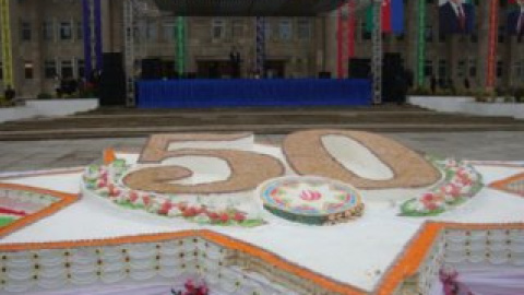 Вес торта составляет 12 тонн.