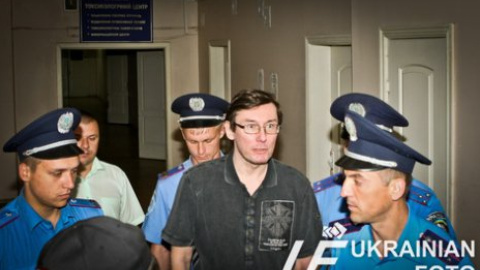 Луценко доставили в суд в сопровождении "мигалок" и "Беркута"