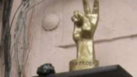 Кусок антрацита возле "руки Януковича" можно принять за что-то другое.
