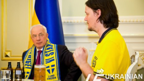 Шведский болельщик отдал Азарову проигранное пиво