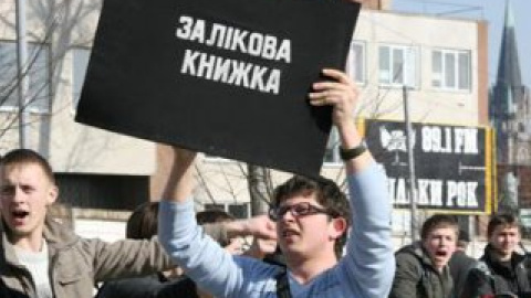 В зачетной книжке было указано, что Табачник учится в Национальном университете украинофобства.