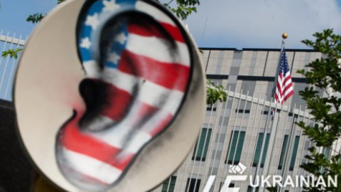 Интернет-партия провела акцию у посольства США