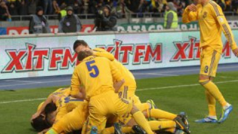 Украинцы празднуют победу.