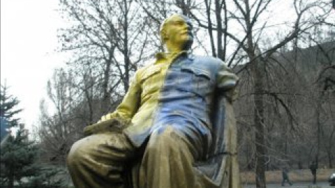 Разукрашенный памятник.