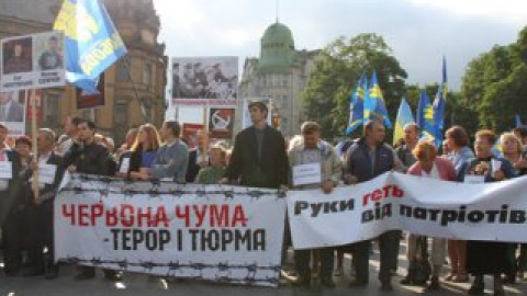 Тягнибок сказал, что под стражей сейчас находятся шесть членов ВО "Свобода".