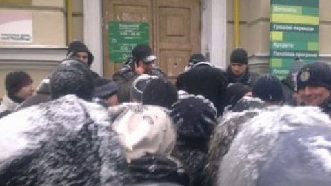 После размена денег люди получили по 50 грн