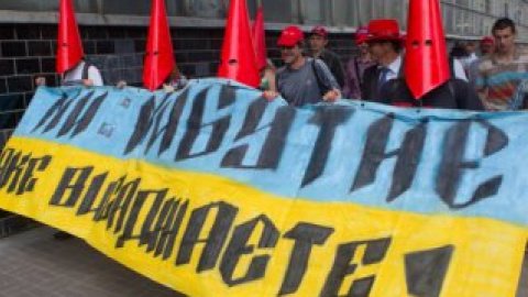 Приводом для акції стали обшуки співробітниками міліції домівок кількох громадських активістів.