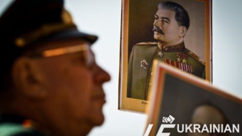 Парад в Киеве: красные флаги и портреты Сталина