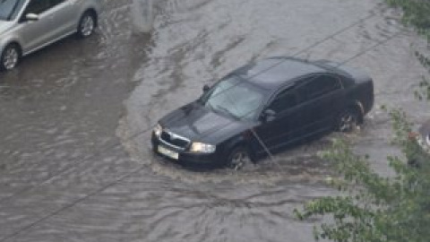 На дорогах образовались заторы, залитые водой машины глохнут на дороге. Фото из социальных сетей