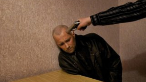Подозреваемые подвергались издевательствам прямо перед камерой.