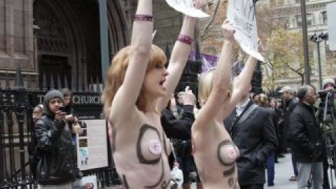 Femen осуждает выселение протестующих из центрального парка Нью-Йорка.