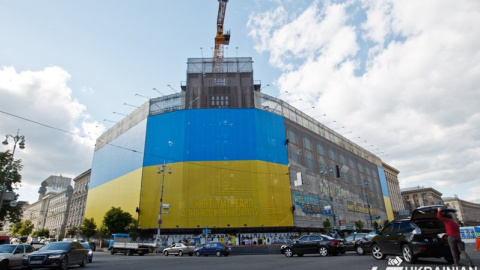 ЦУМ завешивает фасад стройки флагом Украины