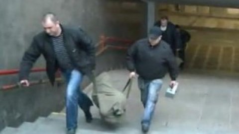 Сразу после взрыва в кадр попали четыре человека в штатском.