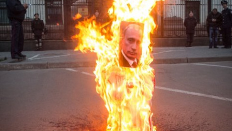 Активисты "Черного комитета" сожгли "Путина" под посольством России