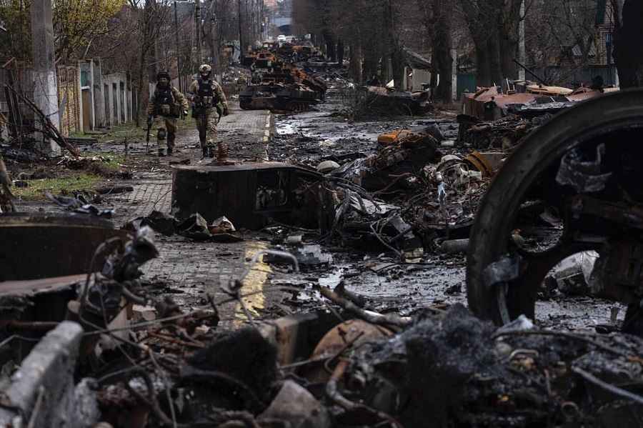 Колона техніки окупантів, знищена в Бучі Київської області. Фото: t.me/V_Zelenskiy_official