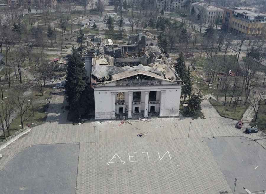 Руїни Маріупольського драмтеатру, по якому окупанти завдали авіаудару 16 березня 2022 року. Фото: t.me/V_Zelenskiy_official