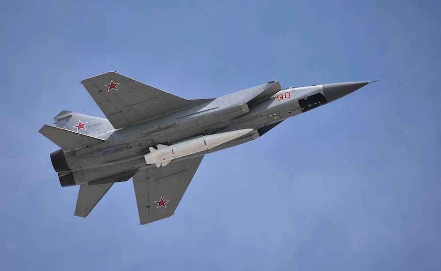 Винищувач-перехоплювач МіГ-31К з аеробалістичною ракетою 