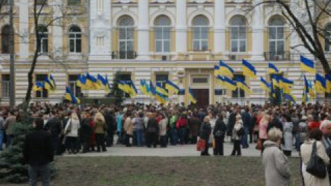 Сторонников экс-премьера пришло в два раза больше, чем противников.