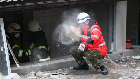 В Києві рятувальники працюють над звільненням людей в будинку, що обвалився