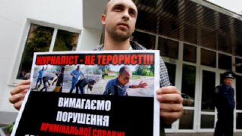 По словам участников пикета, фотокора избил человек, очень похожий на директора одного из киевских парков.