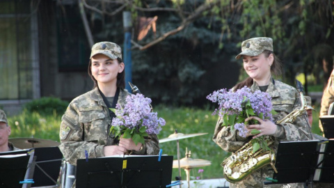 ​Військові музиканти дали для воїнів АТО та місцевих мешканців святкові концерти