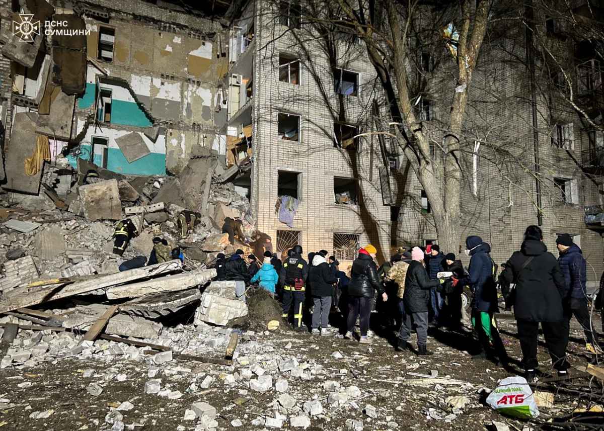 Окупанти атакували дронами гуртожиток у Глухові. Фото: ДСНС