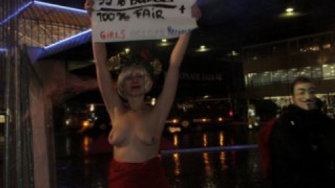 Оголила грудь лишь одна активистка Femen.