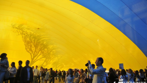 Самый большой украинский флаг развернули во Львове