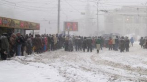 Стихия парализовала движение транспорта.