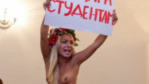 Участница акции на вручение дипломов развернула плакат "Общаги – студентам!"