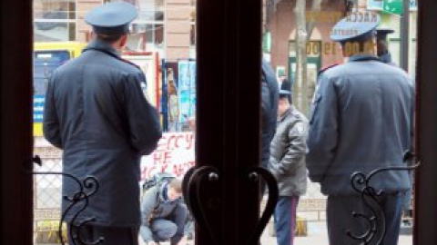 Под зданием Русского театра состоялся митинг активистов организации "Качество жизни".