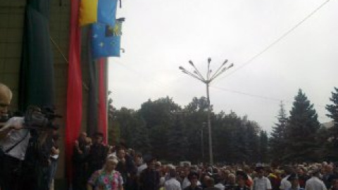 Церемония прощания проходит в холле Областного театра юного зрителя.