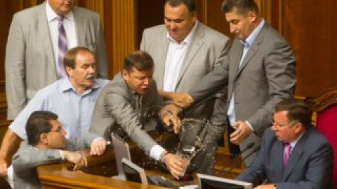Регионалы еле оттащили Ляшко от Мартынюка.