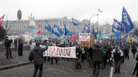 Около тысячи митингующих отправились на пикет на улицу Резницкую с клеткой для Клюева. Фото: Демократический альянс