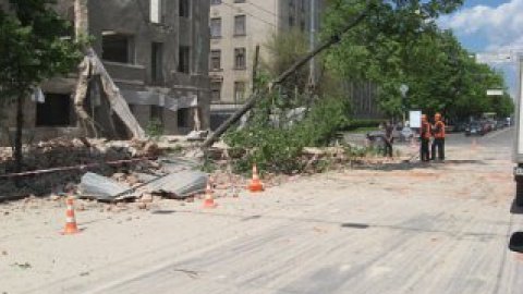 Что стало причиной обвала, пока неизвестно.