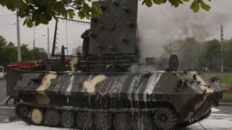 В Беларуси загорелась бронемашина.