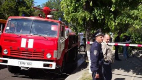 Неизвестный бросил коктейль Молотова в колодец, в котором проходят оптоволоконные линии.