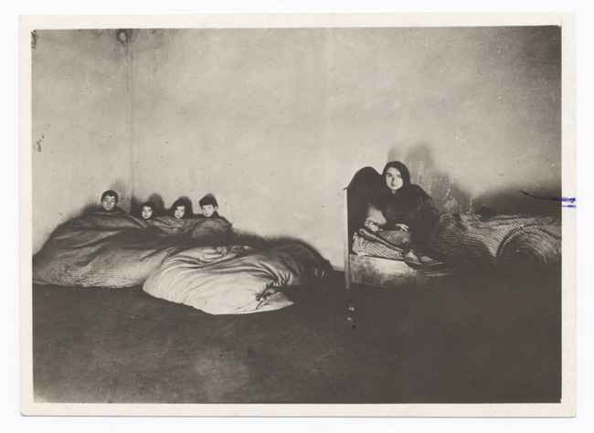 Львів, 1918 рік. Притулок у підвалі:  дітей, чиїх батьків було вбито під час погрому, прихистили біженці. Фото: Jewish Life in Poland