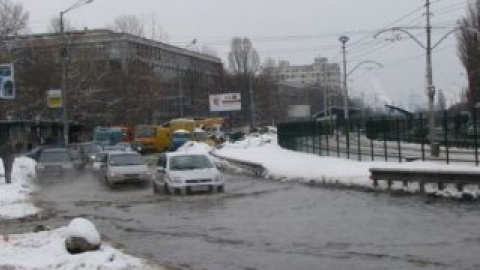 В Киеве прорыв трубы превратил проезжую часть в реку
