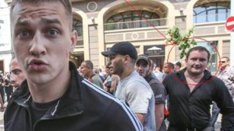 Мужчина справа пристально следит за действиями Титушко. Фото Влада Соделя