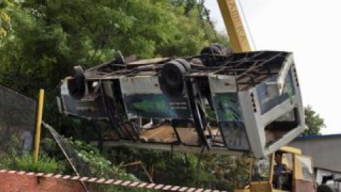 Автобус перевернулся и скотился со склона.
