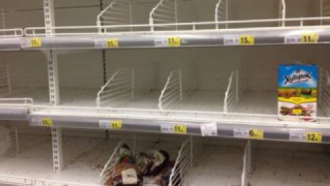 Население опустошило полки гипермаркета "Ашан".