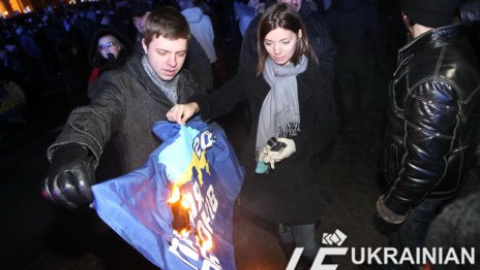Сожжение флага Партии регионов на Майдане