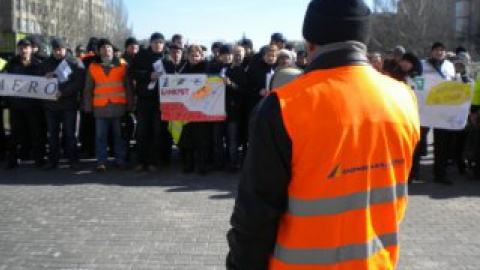Сотрудники "Донбассаэро" требуют вернуть предприятие в собственность областного совета и выплатить зарплату. Фото: Александр Ларин, Ukranews
