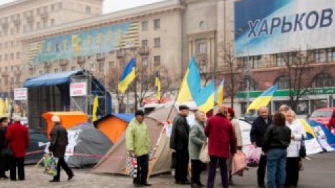 Палаточный городок на площади Свободы.
