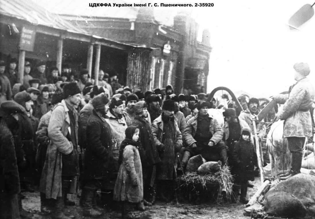 Мітинг біля зсипного пункту після здавання хліба. с. Улі Харківська обл., 1932 р.