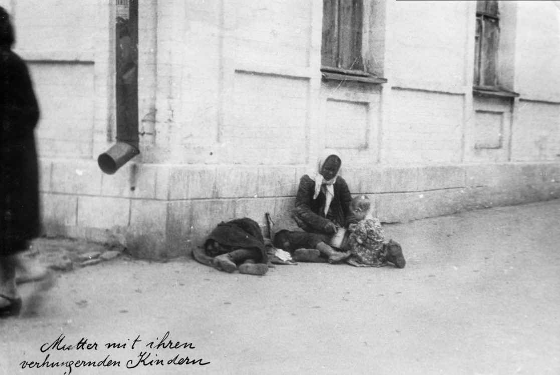 «Мати зі своїми голодними дітьми» (авторський підпис). Харків, 1933 рік