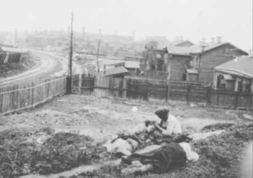 Жертви голоду. Харківщина, 1933 р. Фото з Колекції Кардинала Теодора Інніцера (Архів Віденської Дієцезії). Фото зробив інж. А. Вінербергер. Фотодокументи надані проф. Василем Марочком (Інститут історії України НАН України). – ЦДКФФА України імені Г. С. Пшеничного. Од. зб. 5136.