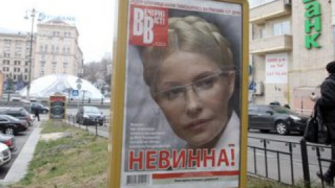 На ситилайтах изображена первая полоса газеты "Вечерние вести".