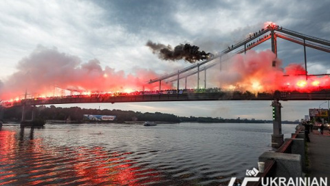 Акция футбольных фанатов на Пешеходном мосту в Киеве